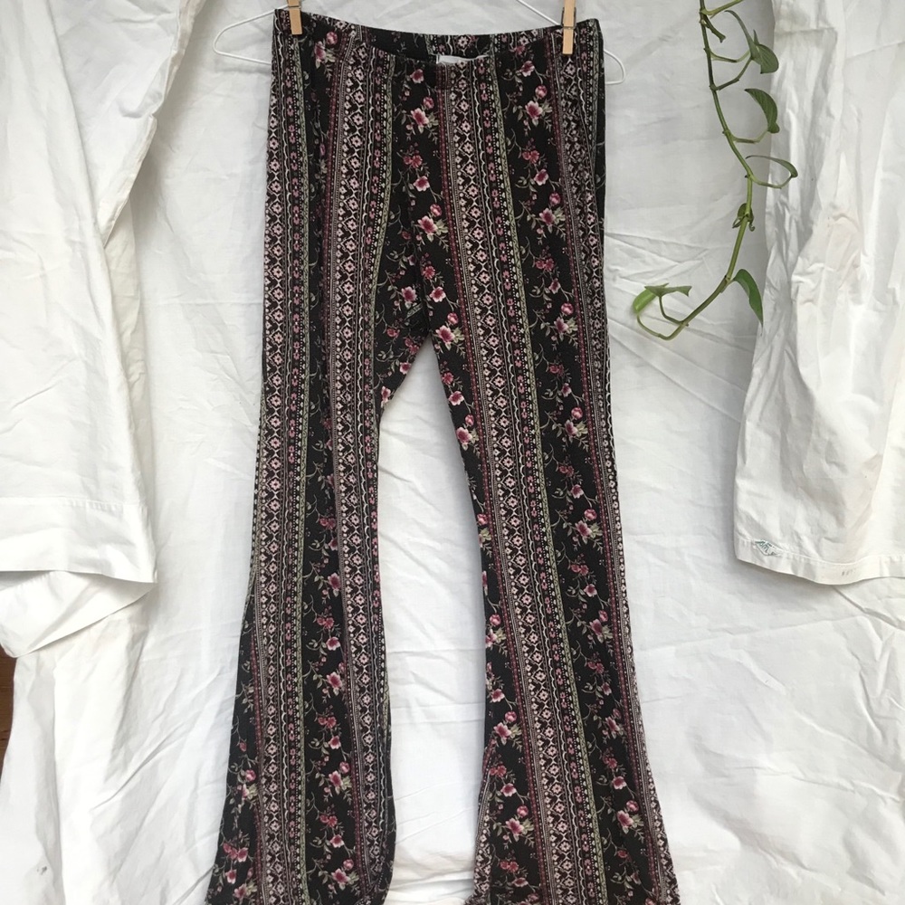 Pattered flared stretch pants
